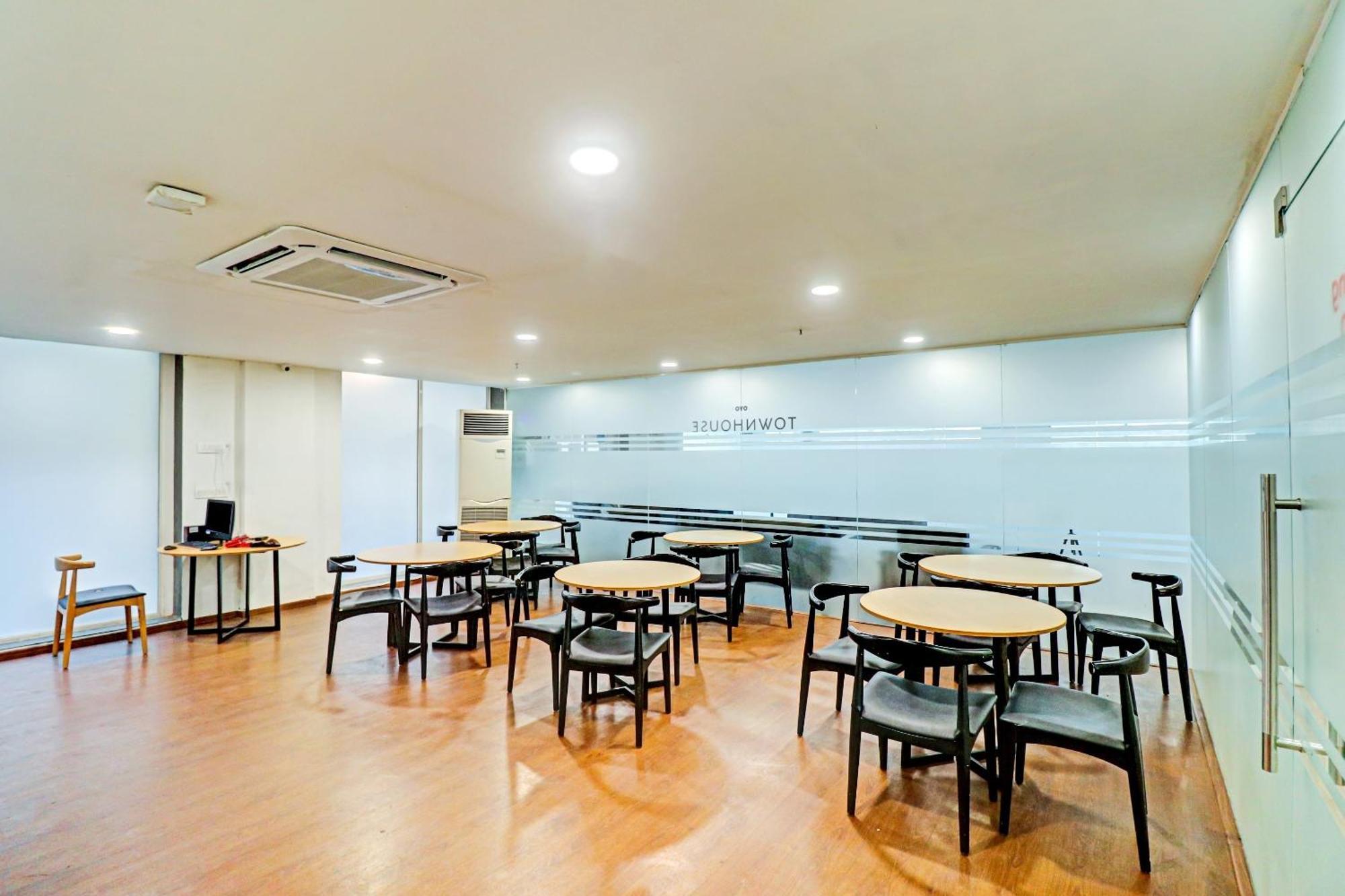 Townhouse Sector 30 Near Botanic Garden Of Indian Republic Hotel Noida Luaran gambar